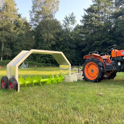 Przewracarka kompostu BioFarmLab podczas pracy na polu